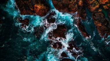 Kaliforniya 'da kayalık bir sahilin havadan görünüşü