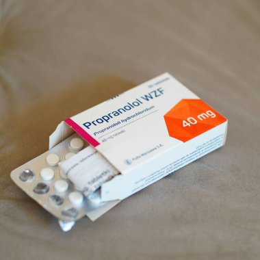 Yakın çekim Propranolol WZF ilacı kutunun yanında hapların içinde.