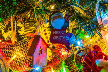 Noel ağacının ışıklarıyla süslenmiş Noel süslemeleri.