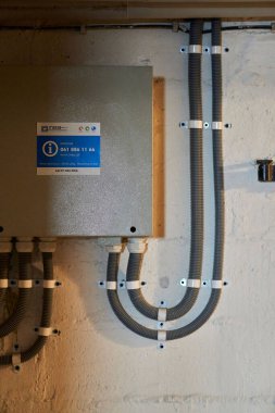 Bodrum duvarına bağlı bir Inea kablo internet kurulum kutusunun dikey görüntüsü