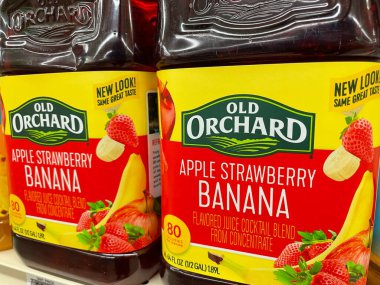 Grovetown, Ga USA - 05 01: 22: Satış mağazası çocukları Old Orchard Banana içti