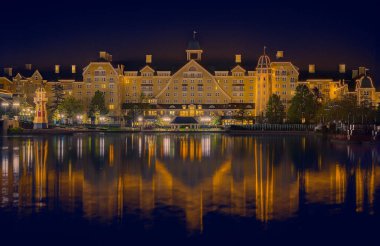 The attractions at Disneyland (eski adıyla EuroDisney) Paris. Disneyland eğlenceleri, eğlence parkı