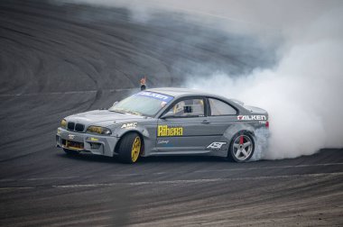 E46 yarış pistinde sürükleniyor