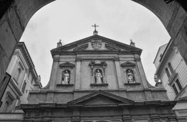 Bologna, İtalya 'da bulutlu gökyüzüne karşı San Benedetto Kilisesi' nin gri tonlu bir görüntüsü.