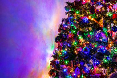 Noel ağacının ışıklandırmalı ve dekorasyonlu yakın çekimi.