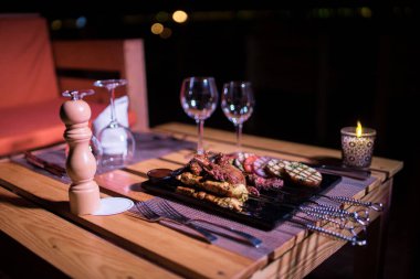 Bir tabak tavuk ve sığır barbeküsü yanında da bir bardak taze mojito.