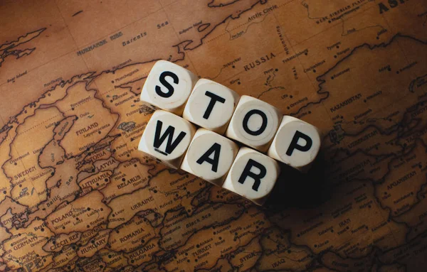 世界地図上でロシアとウクライナの間に置かれたキューブ語の単語 ストップ戦争 の閉鎖 — ストック写真