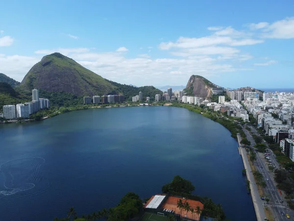 Kıyı manzarası kayalarla çevrili.