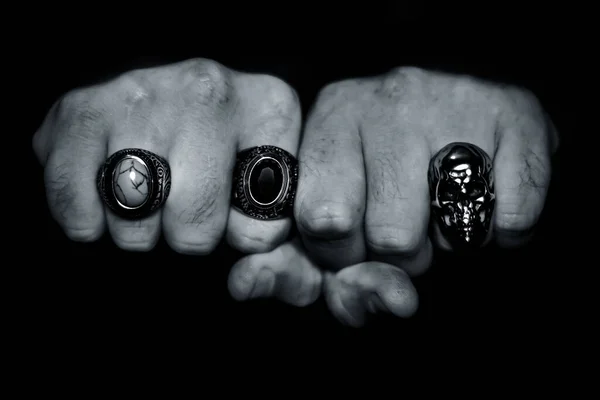 Greyscale Πλάνο Από Τις Γροθιές Ενός Άνδρα Φορώντας Δαχτυλίδια Μαύρο — Φωτογραφία Αρχείου