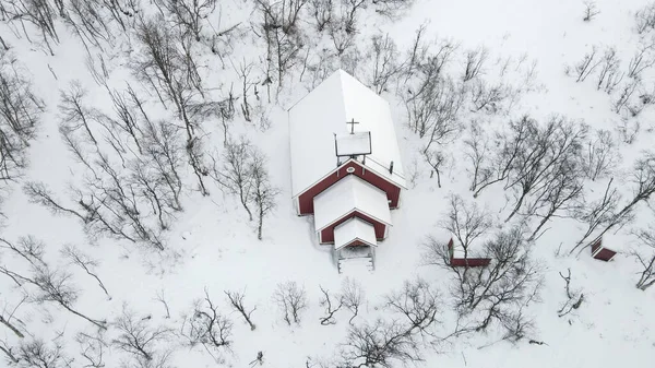 一个美丽的雪景 寒冷的冬日 森林里有一座房子 — 图库照片