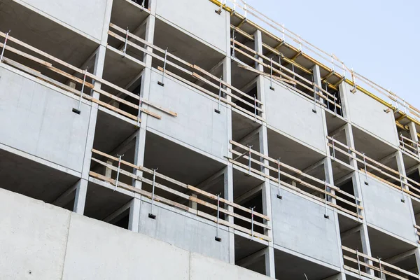 Niedokończona Fasada Szklana Betonowa Budowie Rusztowaniem Wokół Placu Budowy Biurowca — Zdjęcie stockowe