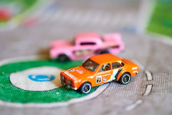 将美泰热轮玩具汽车混合在一起的一个有选择的焦点放在玩耍的路垫上 — 图库照片