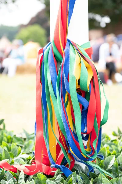 Gekleurde Linten Hangend Aan Paal Een Traditionele Engelse Maypole Dansdag — Stockfoto