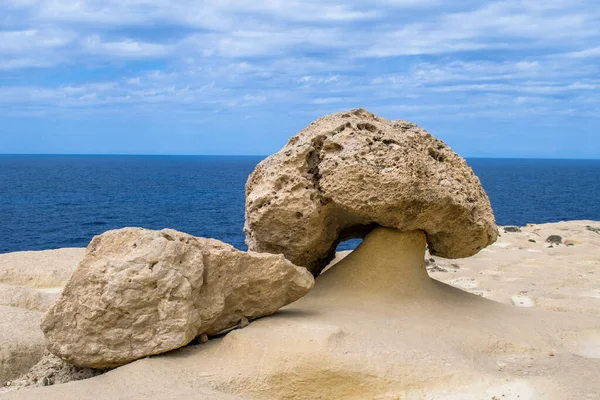 Ein Pilzförmiger Felsen Oder Felssockel Der Aufgrund Einer Weichen Und — Stockfoto