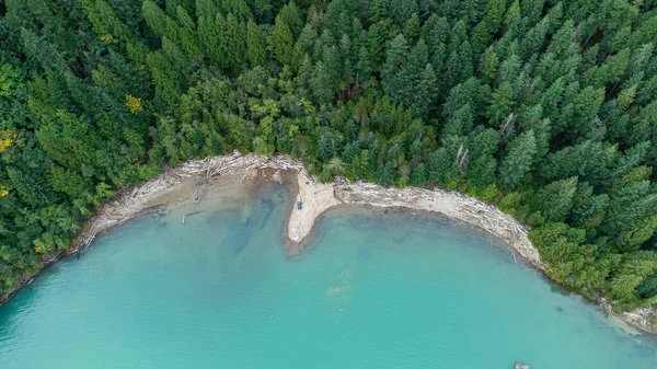 Vzdušný Výhled Klidné Jezero Obklopené Hustými Stromy — Stock fotografie