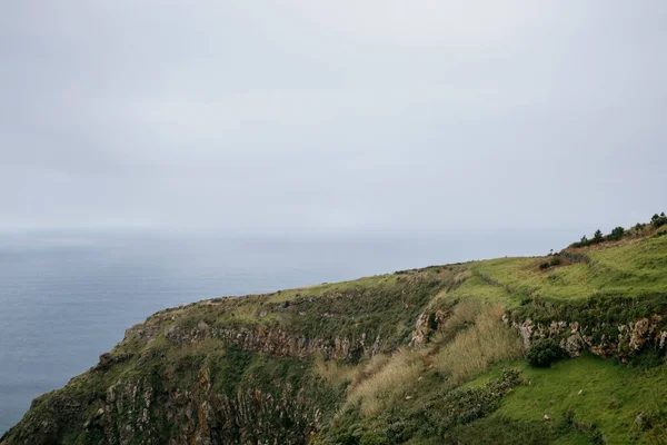 Día Sombrío Madeira Portugal Con Una Vibrante Colina Verde Con — Foto de Stock