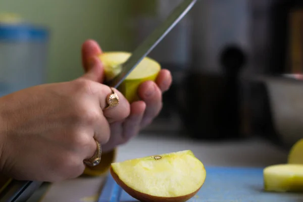 Close Slicing Apple Chopping Board — Foto de Stock