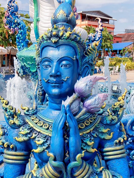 Hermoso Plano Una Gran Estatua Azul Buda Wat Rong Suea —  Fotos de Stock