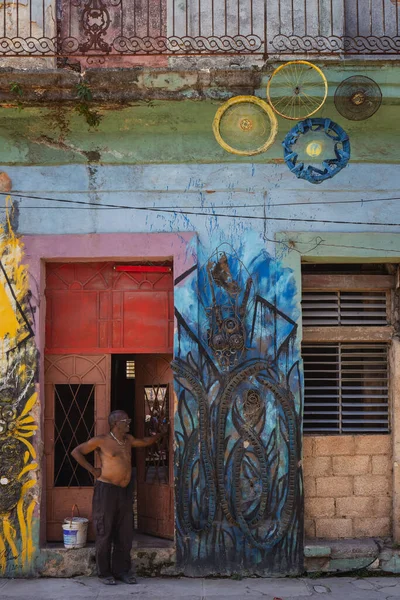 Tiro Vertical Homem Perto Paredes Grafite — Fotografia de Stock