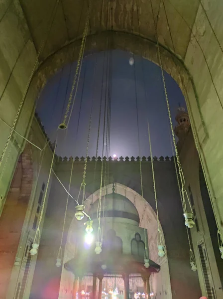 Tiro Vertical Ângulo Baixo Mesquita Madrassa Sultão Hassan Localizado Cairo — Fotografia de Stock