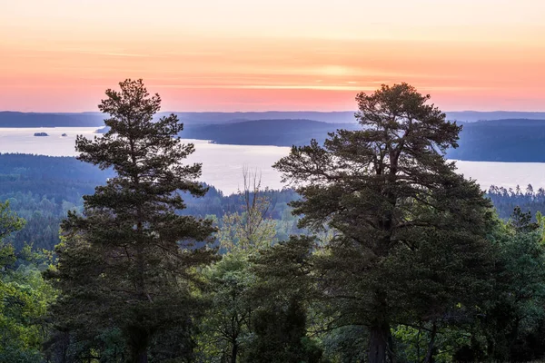 Krásná Záběr Hornatá Krajina Jezerem Stromy — Stock fotografie