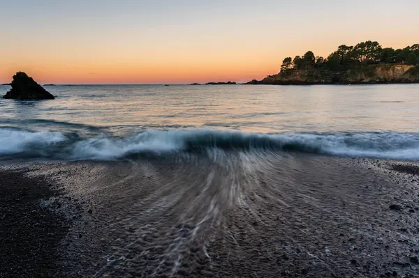 Захватывающий Вид Ударные Волны Берега Фоне Закатного Неба — стоковое фото