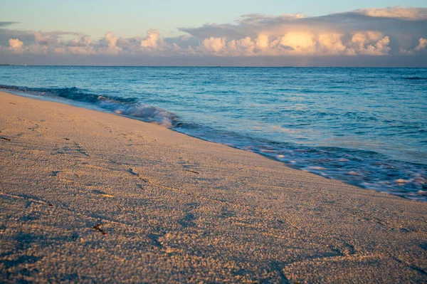 Ein Malerischer Blick Auf Einen Sandstrand Gegen Blaue Meereswellen Der — Stockfoto