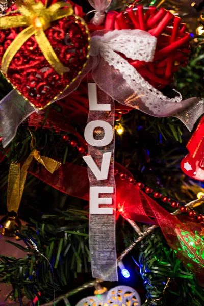 Vertikální Záběr Ozdoby Srdce Slovem Love Visícím Vánočním Stromečku — Stock fotografie