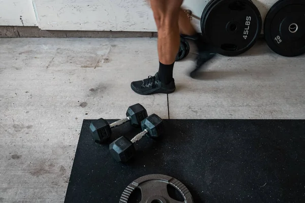 Beyaz bir adamın spor salonunu gezerken çekilmiş yakın plan fotoğrafı.