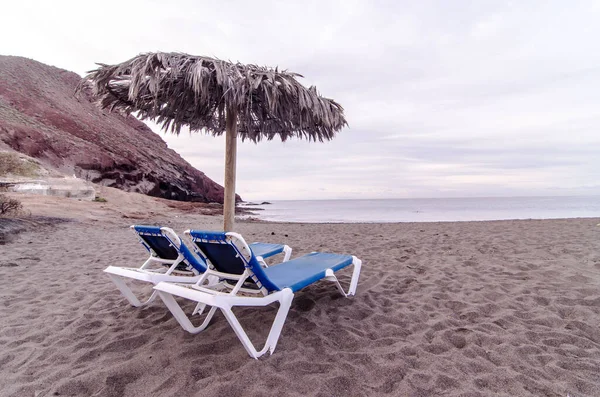 Лежаки Зонтик Тропическом Пляже — стоковое фото