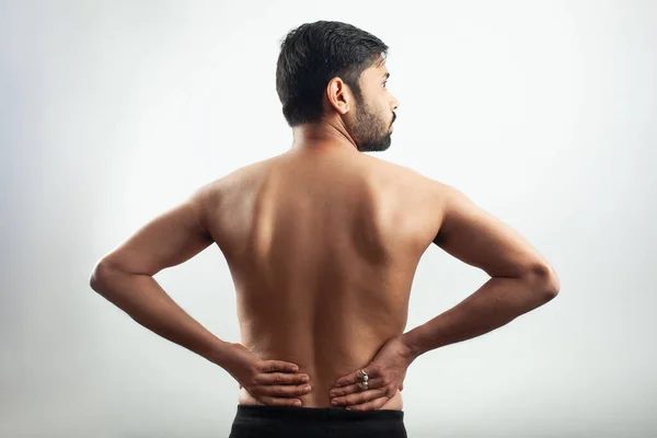 Jovem Homem Saudável Segurando Lombar Sofrendo Dor Lesão Lombar Fundo — Fotografia de Stock