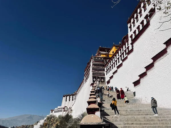 Beautiful Shot Potala Palace Fortress Tourists Lhasa China Tibet China — Stock Photo, Image