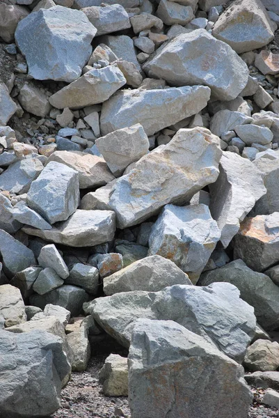 Вертикальный Снимок Груды Белых Камней — стоковое фото