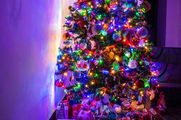 Een Close Shot Van Een Kerstversiering Kerstboom Met Kleurrijke Lichtjes — Stockfoto