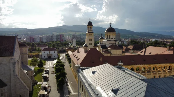 Krásný Výhled Město Hustými Obytnými Budovami Katedrálou Obklopenou Horami — Stock fotografie
