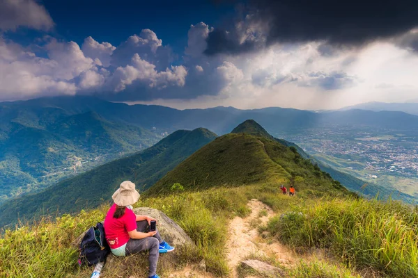 Une Randonnée Hong Kong Femme Rouge Sur Flanc Montagne Profitant — Photo