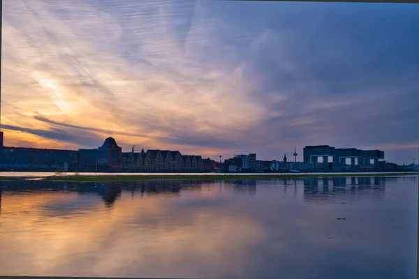 Kölner Rheinufer Mit Blick Auf Den Rheinauhafen Bei Sonnenuntergang — Stockfoto