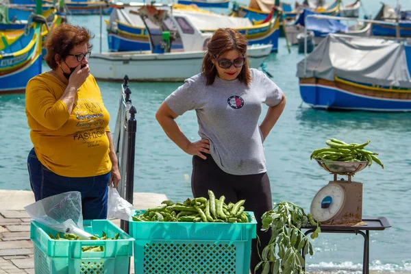 Female Vendors Selling Green Beans Marsaxlokk — 스톡 사진