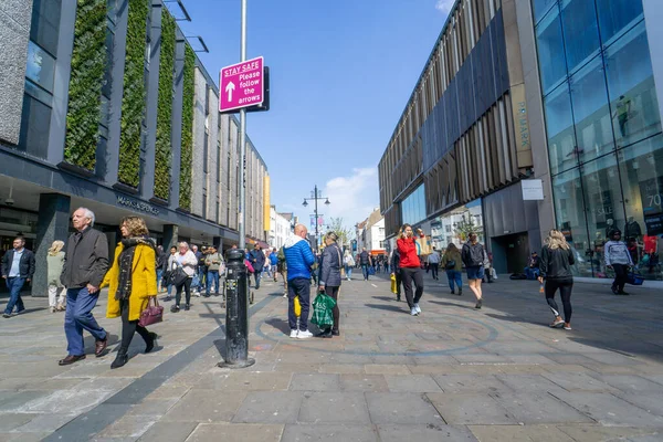 High Street, Northumberland Caddesi, Newcastle Tyne, İngiltere 'deki Yaşayan Kriz Maliyeti devam ederken,