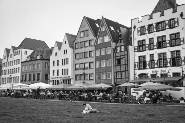 古城科隆的莱茵河岸 经常光顾的酒吧和咖啡馆 — 图库照片