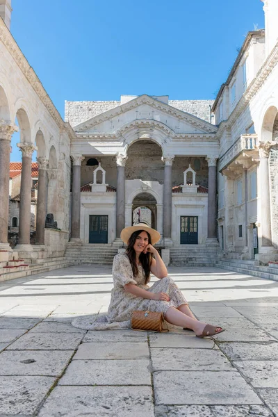 Beautiful Caucasian Woman Sitting Floor Peristyle Amazing Diocletian Palace Sunny — Stock Photo, Image