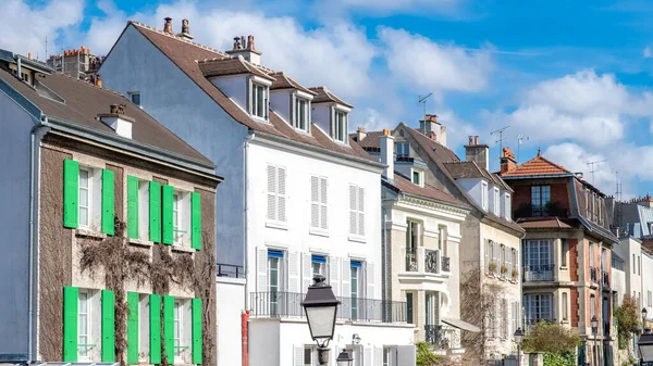 Paris, tipik cadde, Montmartre, Fransa 'da güzel binalar.