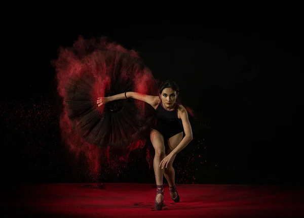 Una Emotiva Bailarina Ballet Del Sudeste Asiático Vestido Rojo Con —  Fotos de Stock
