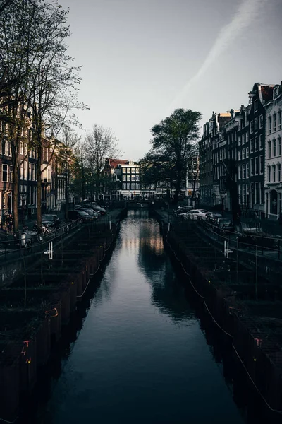Una Hermosa Foto Vertical Mañana Pequeño Canal Entre Edificios Amsterdam — Foto de Stock