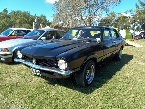 Stary Czarny Ford Maverick Czterodrzwiowy Sedan 1971 1977 Zaparkowany Wsi — Zdjęcie stockowe