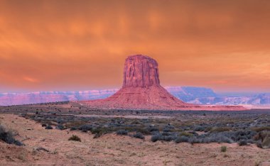 Güneş doğarken bir anıt vadisinin büyüleyici bir görüntüsü.
