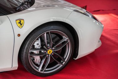 Portekiz, Torres Novas 'ta beyaz bir Ferrari 488 GTB' nin yakın plan ön plan çekimi.