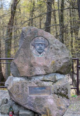 Ülkedeki ilk turistik güzergahlara gitti.