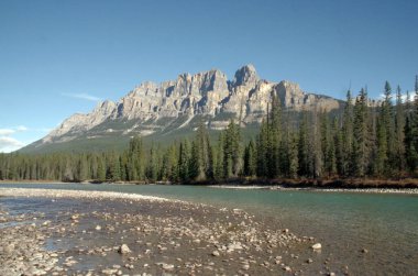 Castle Dağı 'nın manzarası. Etrafı yeşilliklerle çevrili. Ön planda Bow Nehri var.
