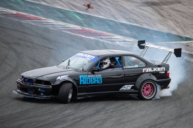 Siyah Bmw E36 Navarra pistinde sürükleniyor.